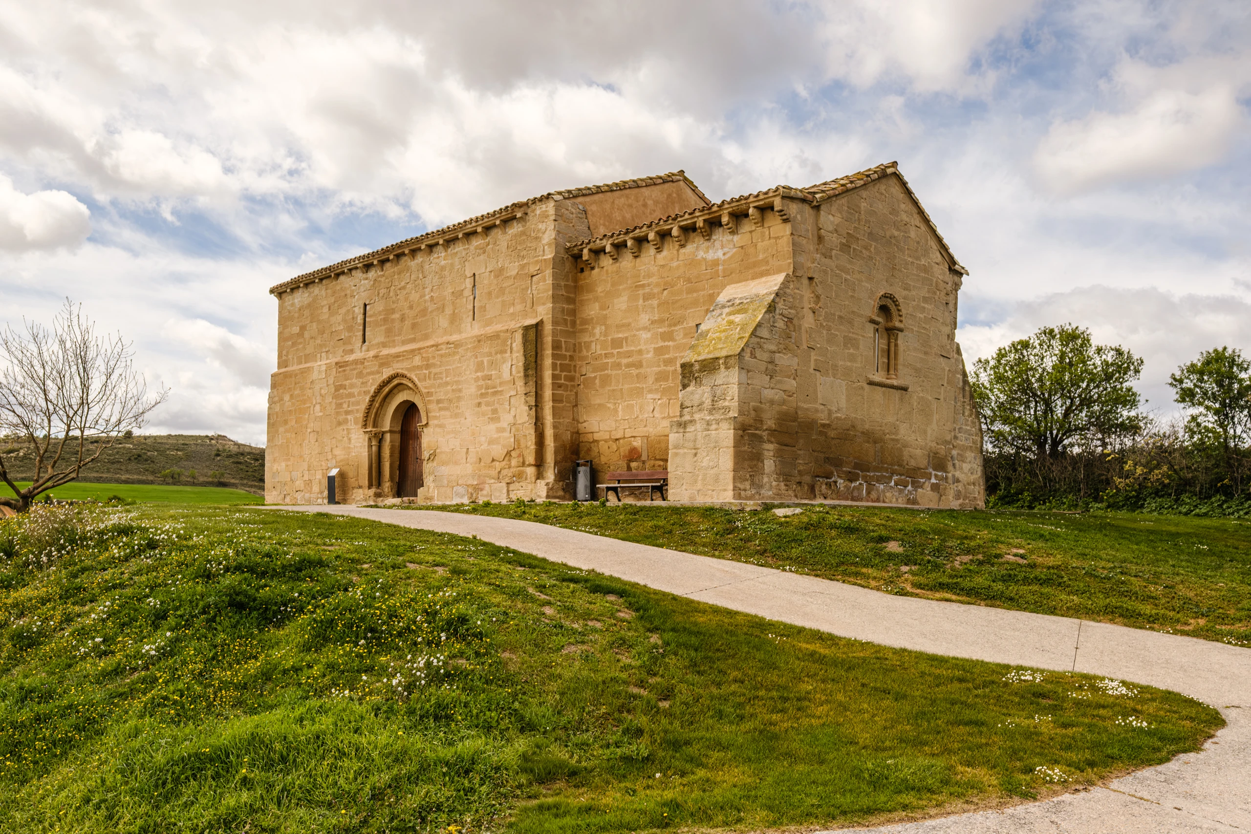 Rom&aacute;nico rural sobre cimientos romanos