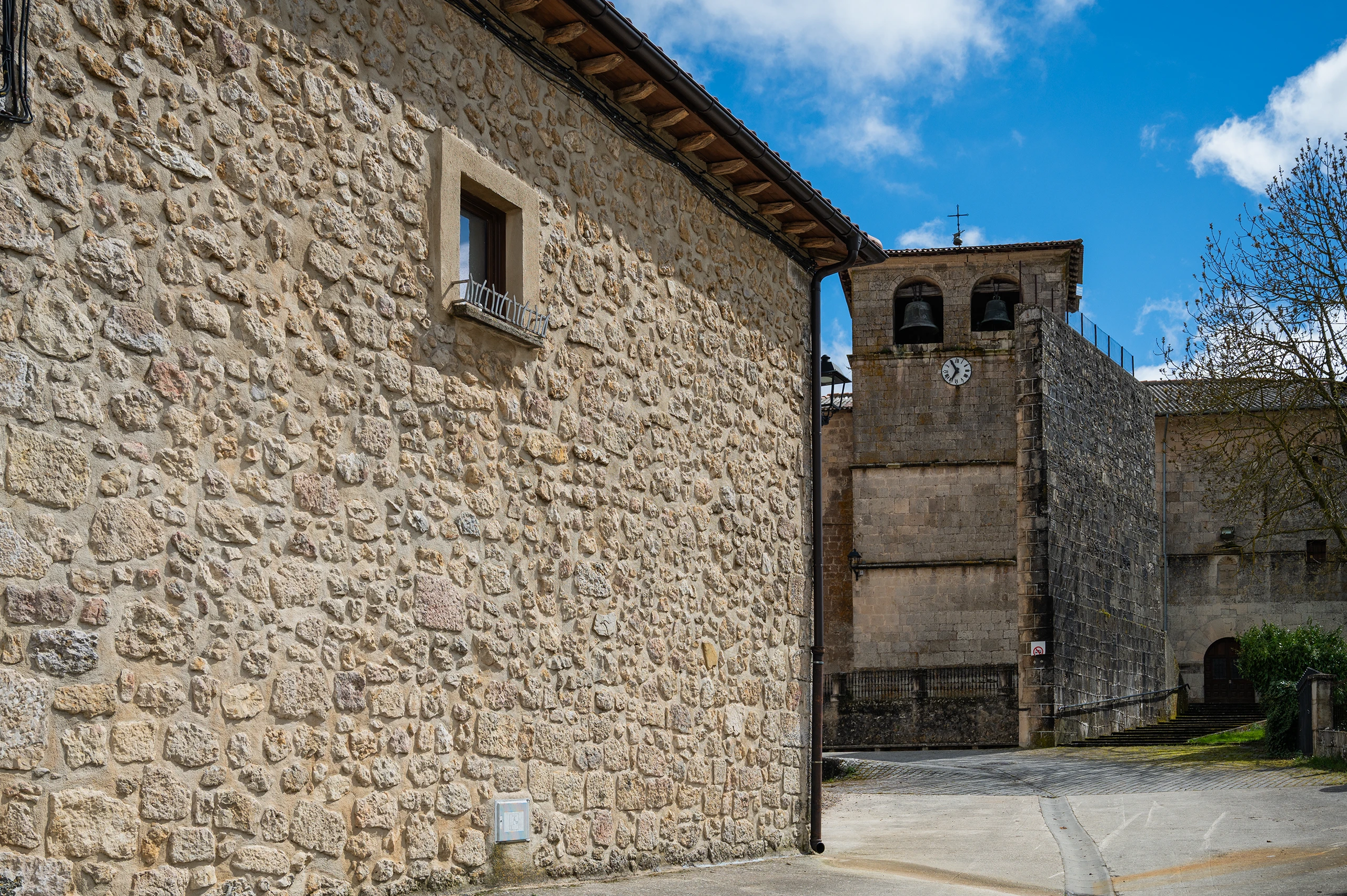 Una iglesia-fortaleza en territorio fronterizo