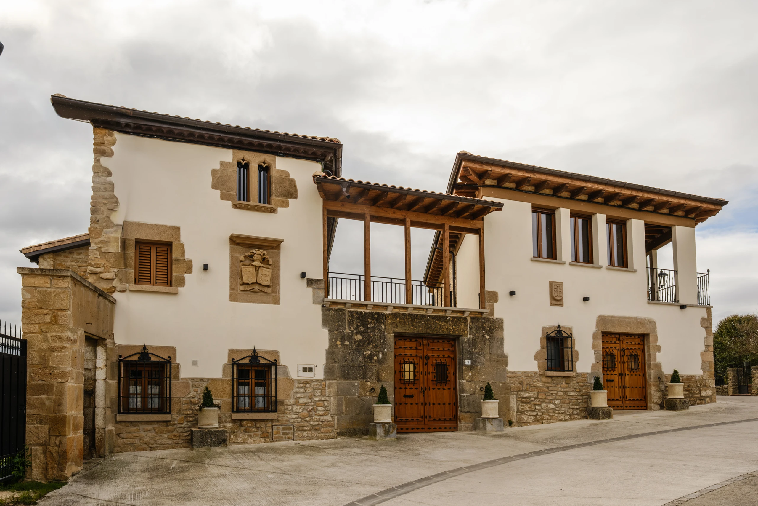 Un pueblo entre el r&iacute;o Irantzu y el paisaje del sur de Yerri
